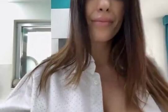 ReyQuins, Topless under Shirt