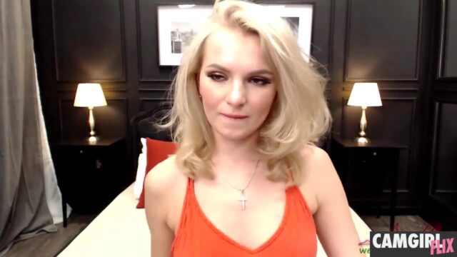 NoelleCamelia Loves to Play with Anal Plug